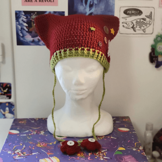 Bonnet chat boutons