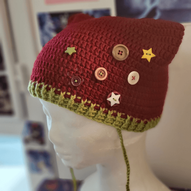 Bonnet chat boutons