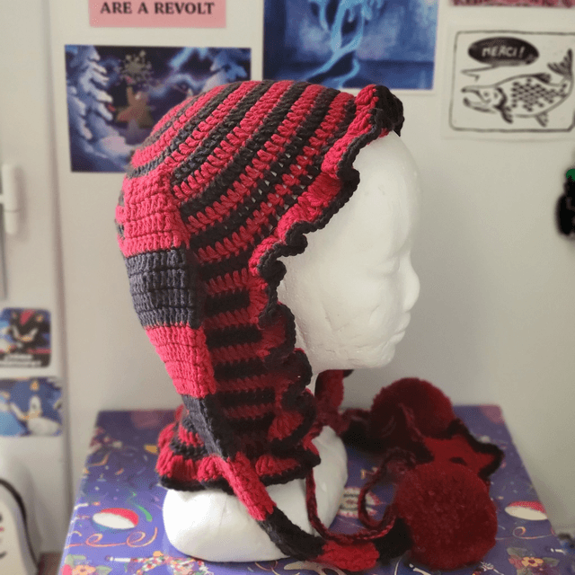 Capuche clown noir et rouge
